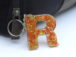 Porte-clés en résine fait main avec lettres, garni de copeaux de corail et de feuille d'or, breloque personnalisée, monogramme personnalisé, lettres de son nom, formes variées - Product Image 4