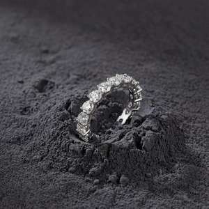 Anillo de eternidad completo con moissanita tallada en forma de corazón, de plata 925, estilo romántico, regalo de compromiso para amantes. - Product Image 2