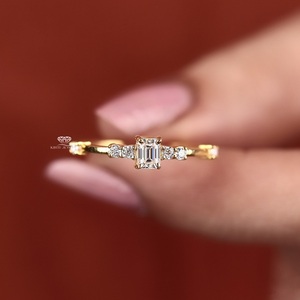 Anillo de Compromiso de Diamantes de Corte Esmeralda en Oro Amarillo para Mujer, Calidad Premium, Estilo Clásico, Piedra Natural - Product Image 1