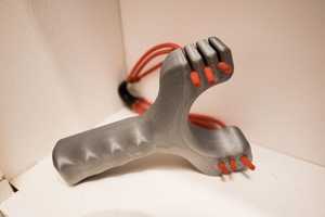 Slingshot en plastique gris durable avec bandes élastiques rouges, poignée DIY, léger, pour les sports de plein air et la pratique de la cible - Product Image 1