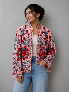Chaqueta de terciopelo rosa estilo bohemio moderno, hecha a mano, con bordado floral Suzani, abrigo de invierno, blazer artesanal, prenda de alta costura. - Product Image 1