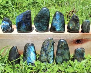 Pierre de guérison en cristal de puissance, labradorite naturelle de forme libre, ornement flamme Feng Shui gravé au laser violet pour la décoration intérieure - Product Image 3