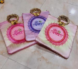 Sacs à main pour femmes en tissu Pichawai, design traditionnel ancien Radha Krishna, magnifique motif dessiné à la main, cadeaux de retour pour mariage et fête - Product Image 2