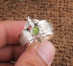 Anillo de Plata de Ley 925 con Peridoto Natural y Engaste de Bisel de Abeja, Gema Verde de Nacimiento de Agosto para Mujer, Venta al por Mayor - Product Image 4