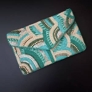 Bolso Rectangular Bordado a Mano en Algodón con Patrón Espiral Verde y Detalles de Cuentas - Product Image 2