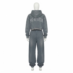 Conjunto de Sudadera Corta Gris con Lavado Ácido y Pantalones Jogger de Pierna Ancha para Mujer, con Detalles Tachonados, de Algodón y Felpa, Venta al por Mayor OEM - Product Image 3