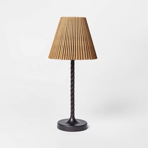 Lámpara de Mesa de Metal Estilo Rústico con Pantalla de Ratán Natural Tejida a Mano, Base de Hierro Resistente, Iluminación Ambiental Cálida para Interiores Acogedores - Product Image 2
