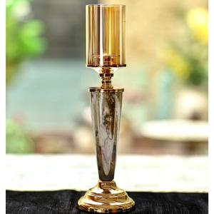 Magnifique porte-bougie conique moderne en marbre et or, avec dessus en verre ambré et tige en résine à effet marbre. - Product Image 6