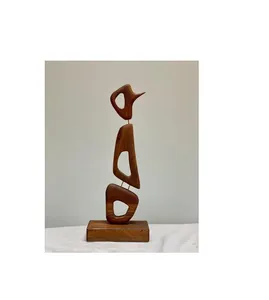 Sculpture en bois au design artistique pour la décoration intérieure, exsudant une élégance moderne et un charme rustique, servant de pièce maîtresse captivante. - Product Image 1