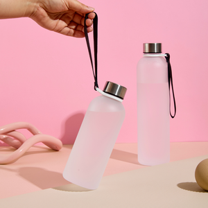 Bottiglia d'Acqua Riutilizzabile in Tritan con Logo Personalizzato, Design Coreano Moderno, Coperchio a Vite e Cinghia per Viaggi, Palestra e Attività all'Aperto - Product Image 1