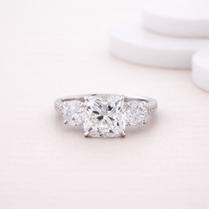 Bague à trois pierres en diamant de culture taille coussin avec bande pavée en or blanc/rose/jaune 14 carats |   Bijoux fins sur mesure - Product Image 1