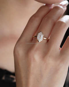 Bague de fiançailles/mariage pour femme, style vintage, or jaune 14 carats, diamant de laboratoire taille ovale VS, certifié IGI classique - Product Image 4