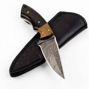 Herramienta Utilitaria de Campo para Exteriores de Acero de Damasco Hecha a Mano con Mango de Madera de Nogal y Cuerno Negro - Product Image 1