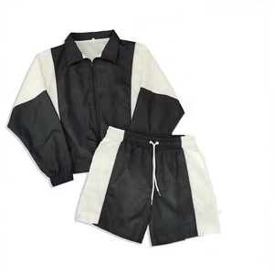 ชุดวอร์มกันลมแบบ unisex ขายดี พร้อมกางเกงขาสั้น เสื้อแจ็คเก็ตซิป และกางเกงจ็อกเกอร์เข้าชุด เหมาะสำหรับกีฬากลางแจ้งและสตรีทแวร์ MOQ ต่ำ - Product Image 1