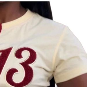 เสื้อยืดปักลายเชนิลล์ Half Half 1913 DST ผ้าฝ้ายพรีเมียม เสื้อผ้าสำหรับชมรมนักศึกษา เสื้อผ้าเดลต้ากรีก สีมารูน โทนสีกลาง สองสี - Product Image 3