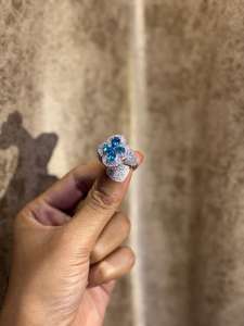 Anillo de Lujo con Flor de Trébol y Moissanita Azul para Mujer, Anillo de Destaque con Halo Brillante, Elegante Regalo de Aniversario, Diseño de Joyería - Product Image 3