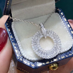 Pendentif rond en moissanite véritable 2,00 carats, taille baguette, plaqué or blanc 14 carats sur argent - Product Image 3