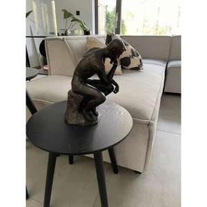 รูปปั้นชายคิดอยู่บนโต๊ะพร้อมฐาน รูปปั้นชายทองสัมฤทธิ์ตกแต่ง ราคาโรงงาน - Product Image 3