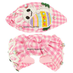 Diadema hecha a mano con nudo a cuadros en blanco y negro, con parche floral de cuentas y diseño de lápiz labial color café, accesorio elegante para el cabello de mujer - Product Image 5