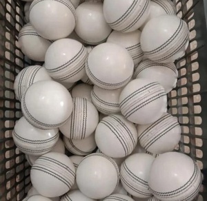 Nuevo diseño con peso ligero Material suave Cuero Alta visibilidad Cosido a mano Pelotas de cricket Pakistán Hecho Cricket Hard Ball - Product Image 1