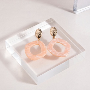 Pendientes Boho-Chic Urban Explorers, Color Pop, Resina, Hechos a Mano, Elegancia Ética, Marcas de Boutique, Accesorio de Moda, India ACC-4009 - Product Image 1
