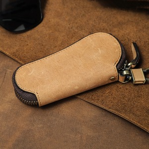 Porte-clés en cuir fait main, doté d'un savoir-faire élégant et d'un cuir pleine fleur durable, un porte-clés de qualité supérieure. - Product Image 4