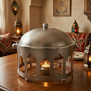 Plat à réchaud rond noir mat avec base en arche architecturale, intérieur en acier inoxydable, chauffe-plats pour la restauration chic industrielle - Product Image 4