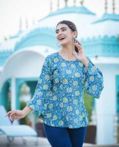 Blusa de Rayón Azul para Mujer, Estampado Floral, Corte Regular, Manga Tres Cuartos, Cuello Redondo, Diseño Casual para Uso Diario - Product Image 4