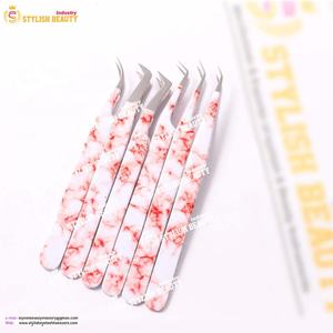 Pince à épiler à volume classique en acier inoxydable testée à la main avec type de beauté de conception pentile isolée - Product Image 6