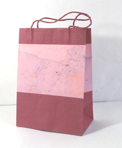 Bolsa de Regalo Hecha a Mano con Asas de Papel de Algodón con Estampado de Mármol Reciclado Personalizado de Alta Calidad, con Cordón y Papel Artístico a Juego - Product Image 1