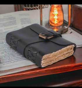 Carnet à couverture souple en cuir noir NEW ERA avec fermeture à ceinture, reliure cousue, pages à bords festonnés, 100 feuilles, idéal pour les cadeaux d'entreprise - Product Image 1