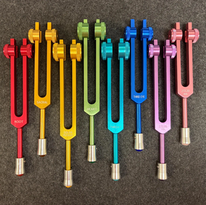 Ensemble de 7 diapasons chakra avec marteau et pochette en velours |   Thérapie sonore par diapasons, guérison énergétique. - Product Image 1