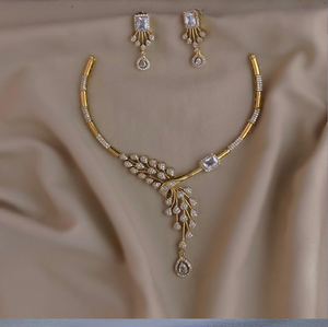 Design en feuille d'or mat associé à des jhumkas ornés de perles. Beauté traditionnelle, disponible à prix de gros. - Product Image 5