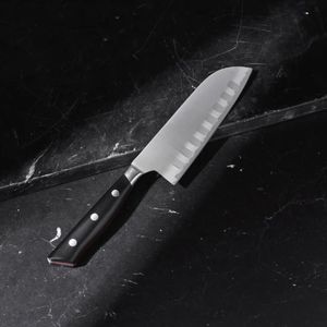 Couteaux de cuisine Santoku à lame argentée avec manche riveté noir et rainures ovales sur la lame pour hacher les légumes, trancher et préparer les aliments - Product Image 5