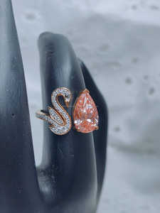 Anillo de diamantes con corte pera y piedras laterales en oro rosa, diseñado para una elegancia atemporal, un brillo suave y romántico, y un lujo gracioso. - Product Image 4