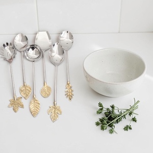 Cuillères de service multifonctionnelles en métal écologiques à motif de feuilles avec bol en céramique, ensemble d'ustensiles de cuisine de style nordique moderne - Product Image 1