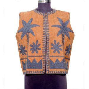 Chaleco Bordado Floral Único, Ecológico, para Invierno, Forro Cómodo, Chaqueta de Algodón Suzani de Inspiración Vintage para Mujer - Product Image 1