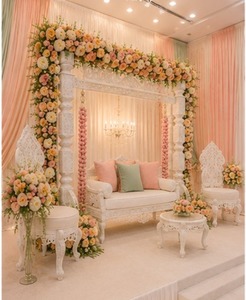 Elegante columpio de madera blanco para bodas con arco floral y sillas para escenario de Sangeet, ideal para decoración de fiestas temáticas de henna. - Product Image 2