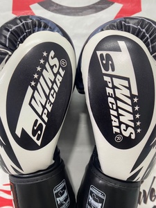 Gants de boxe professionnels sur mesure de qualité supérieure, en cuir synthétique et cuir de vachette véritable, pour l'entraînement. - Product Image 2