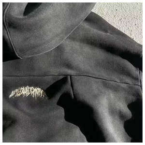 Sudaderas con capucha y cremallera personalizadas con parche bordado desgastado, conjuntos de sudadera estilo urbano hechos a medida, ropa de moda a precio económico. - Product Image 4