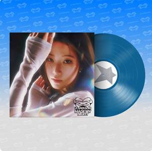 LE SSERAFIM Segundo Álbum Sencillo [Made My Night] Vinilo (Versión SKY BLUE) Libro Electrónico de Música K-Pop (CD) en Papel y Plástico, Idioma Coreano - Product Image 1