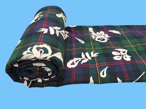 Tela de Algodón a Cuadros de Alta Calidad con Apliques Florales Blancos en 3D - Base a Cuadros en Azul Marino, Verde y Rojo - Product Image 2