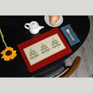 Elegante Mantel Individual Bordado con Diseño de Árbol de Navidad en Color Rojo, Mantel Individual de Algodón Suave de Calidad con Tamaño y Logotipo Personalizados - Product Image 1