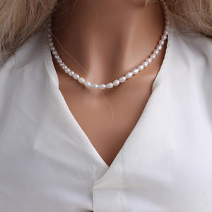 Collar de Perlas de Agua Dulce Personalizado de Alta Gama con Diseño de Hebilla OT y Cadena de Hueso para Suéteres - Product Image 5