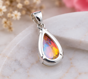 Pendentif en argent Aura Quartz avec pierre précieuse bleue irisée en forme de goutte d'eau et monture en argent moderne élégante - Product Image 3