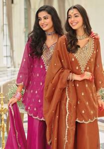 Conjunto Sharara de Seda Estilo Pakistaní de Moda con Bordado Intenso en el Escote, Kurti Corto y Pantalón Palazzo, Ideal para Bodas Indias y Fiestas Étnicas - Product Image 5