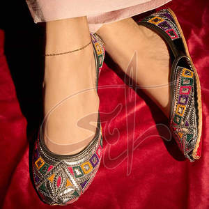 Nuevo Diseño de Moda, Khussa para Mujer con Estampado, Antideslizante, Suela Ligera, Parte Superior de Cuero Sintético, Personalizable - Product Image 4