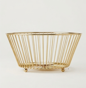Corbeille à fruits en fil métallique doré, design élégant pour le rangement des fruits - Product Image 3