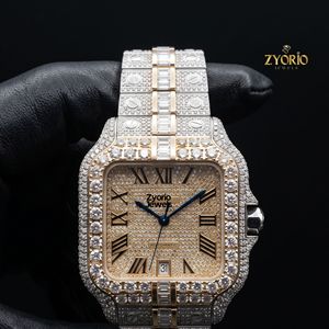 Reloj Cuadrado de Lujo con Incrustaciones de Diamantes, Acabado Dorado en Dos Tonos, Esfera con Números Romanos y Moissanita, Correa de Acero Inoxidable Miyota de 20 mm - Product Image 5