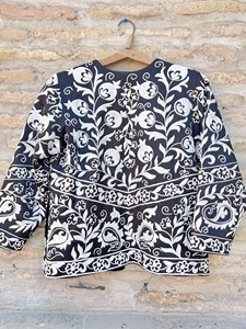 Veste élégante noire et blanche à broderies florales pour femme, manches longues, faite à la main, style bohème, ouverte sur le devant, pour l'automne - Product Image 4